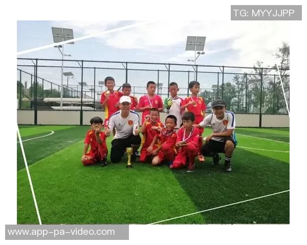 学习英语与踢足球结合的多重好处及其对青少年成长的积极影响 学习英语与踢足球结合的多重好处及其对青少年成长的积极影响