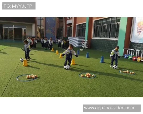 幼儿园小小足球明星齐聚一堂展现童趣与团队精神的精彩表演 幼儿园小小足球明星齐聚一堂展现童趣与团队精神的精彩表演